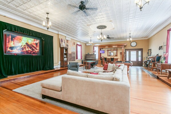 Smart TV - Historic Loft | Pool Table | Bar | Movie Theater (Macedon)