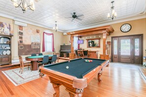 Billiards and poker tables for indoor entertainment - Historic Loft | Pool Table | Bar | Movie Theater (Macedon)