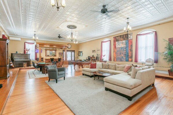 Spacious lounge with varied seating