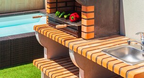 Property grounds - Charming Palamós Apartment with Rooftop Pool, BBQ & Sea Views, 250m from Beach (Palamós)