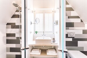 名牌洗护用品、吹风机、浴袍、毛巾