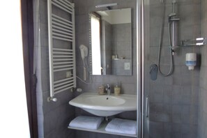 Badekar, hårtørrer, bidet, håndklæder