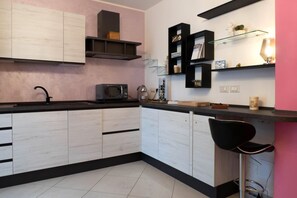 Kühlschrank, Ofen, Herdplatte, Wasserkocher mit Kaffee-/Teezubehör