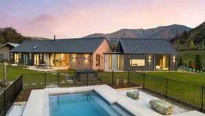 A modern house with a swimming pool, a patio, and a mountain backdrop. - Countryside Escape Arrowtown (Arrowtown)