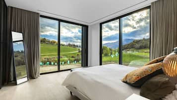 4 bedrooms, desk, iron/ironing board, free WiFi