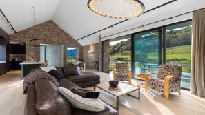 Smart TV, fireplace, stereo