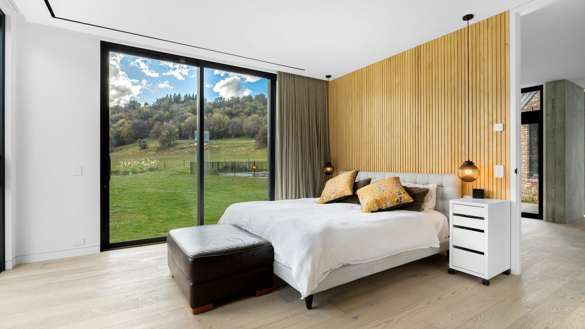 4 Schlafzimmer, Schreibtisch, Bügeleisen/Bügelbrett, kostenloses WLAN