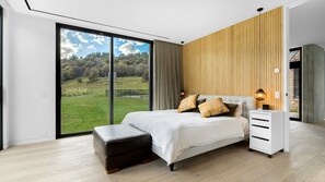 4 bedrooms, desk, iron/ironing board, free WiFi