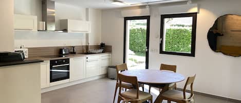 Refrigerador, microondas, horno y parrilla de estufa