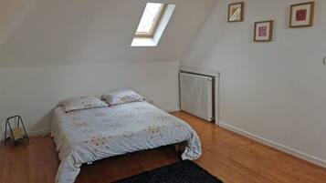 2 habitaciones, escritorio y tabla de planchar con plancha