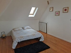 2 makuuhuonetta, työpöytä, silitysrauta/-lauta, vauvan matkasänky