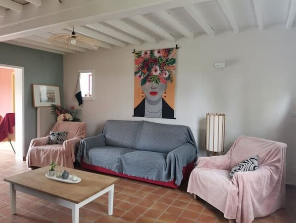 Smart TV, fireplace, books, stereo