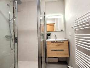 Hair dryer, bathrobes, towels - Bright 4-person apartment in Les Gets with parking (Les Gets)