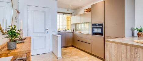 Fridge, oven, dishwasher, coffee/tea maker