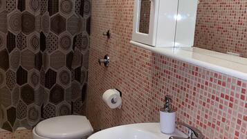 SĂšche-cheveux, bidet, serviettes fournies, savon