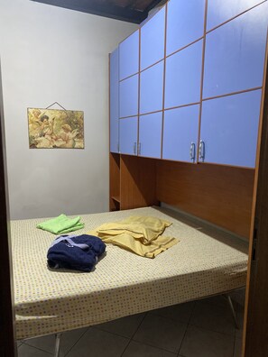 1 bedroom, bed sheets