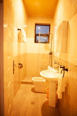 Douche, douche à « effet pluie », articles de toilette gratuits