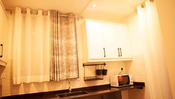 Lemari es kecil dan microwave