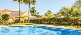 Chic Apartment in Estepona's Puerto Alto with Pool, Near Marina and Beach