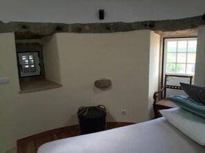 1 bedroom, bed sheets - Live in the Windmill (Encarnação)