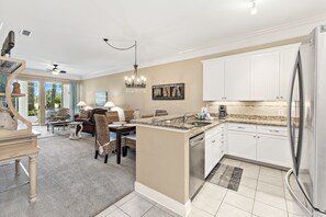 컴포트 콘도, 침실 2개, 발코니, 골프장 전망 | 전용 주방 | 냉장고, 전자레인지, 오븐, 쿡탑