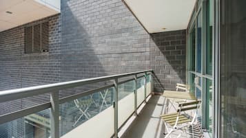 Apartamento premium, 2 quartos, acesso à piscina, vista para o pátio | Sacada