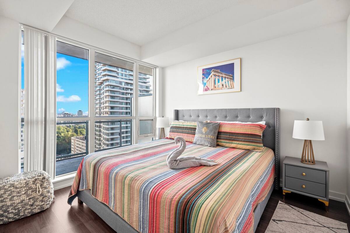 Exclusive-Apartment, 1 Queen-Bett und Schlafsofa, Poolzugang, Stadtblick | Schreibtisch, laptopgeeigneter Arbeitsplatz, Bügeleisen/Bügelbrett