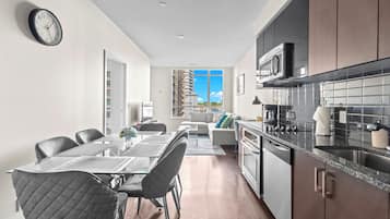 Apartamento design, 2 quartos, acesso à piscina, vista para o parque | Cozinha privada | Geladeira grande, micro-ondas, fogão, cooktop