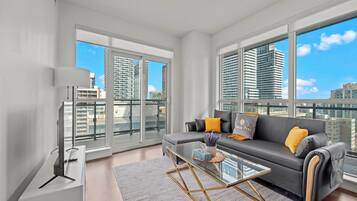 ์ด๊ทธ์ ํํฐ๋ธ ์ํํธ, ์นจ์ค 2๊ฐ, ๋ฐ์ฝ๋, ์๋ด ์ ๋ง | ๊ฑฐ์ค ๊ณต๊ฐ | ๋์งํธ ์ฑ๋ ์์ฒญ์ด ๊ฐ๋ฅํ 43์ธ์น ํ๋ฉด TV, TV, ๋ทํ๋ฆญ์ค