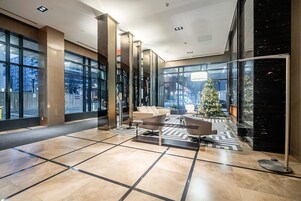 Decoración personalizada, muebles diferentes y escritorio 