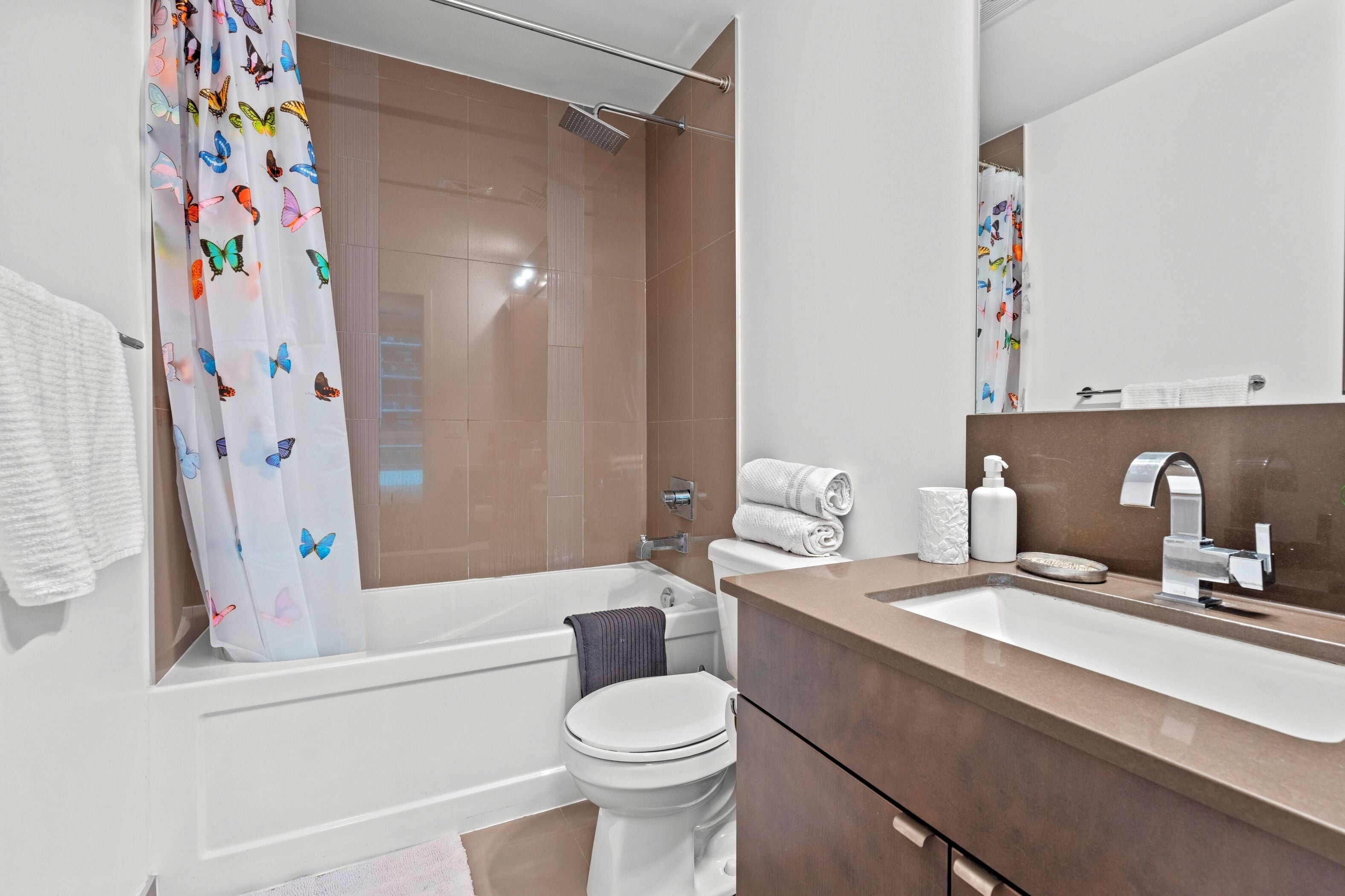 Un baño moderno con bañera, inodoro y lavabo.