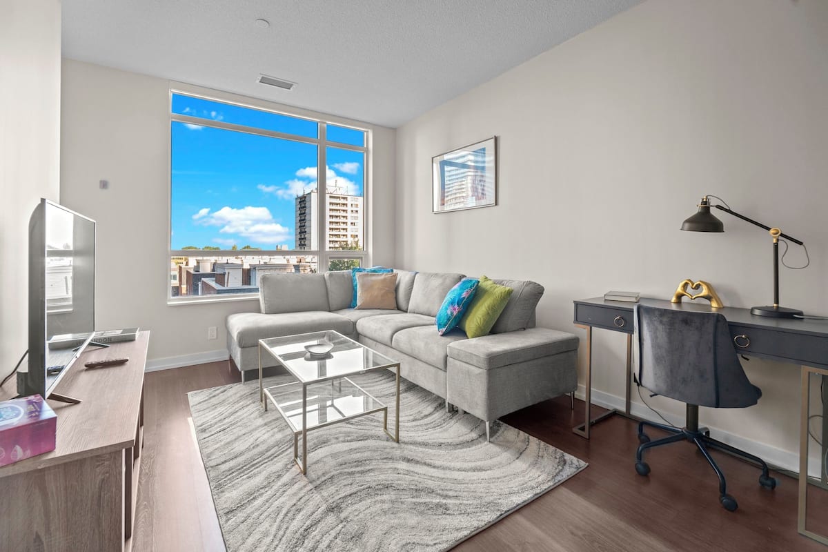 Appartamento Design, 2 camere da letto, accesso alla piscina, vista parco | Area soggiorno | TV a schermo piatto 43 pollici con canali digitali, TV, Netflix