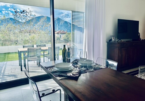 Lake and mountain view house - with private garage