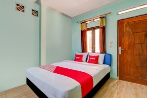 Standard Double Room | Free WiFi, bed sheets - OYO 3879 Villa Sari Intan (Ciater)
