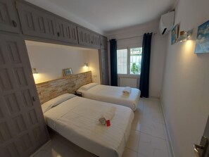 5 bedrooms, free WiFi, bed sheets - 5 bedroom villa in l'escala (L'Escala)