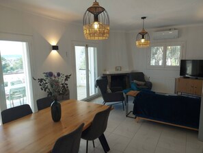 TV - 5 bedroom villa in l'escala (L'Escala)