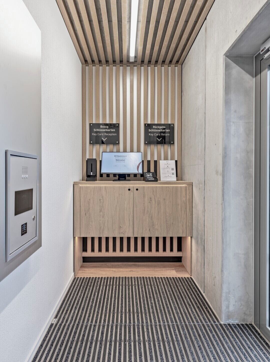 Kios check-in/check-out