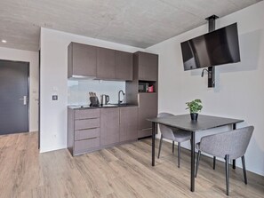 Comfort Apartment | Cozinha privada | Geladeira grande, micro-ondas, cooktop, lava-louças