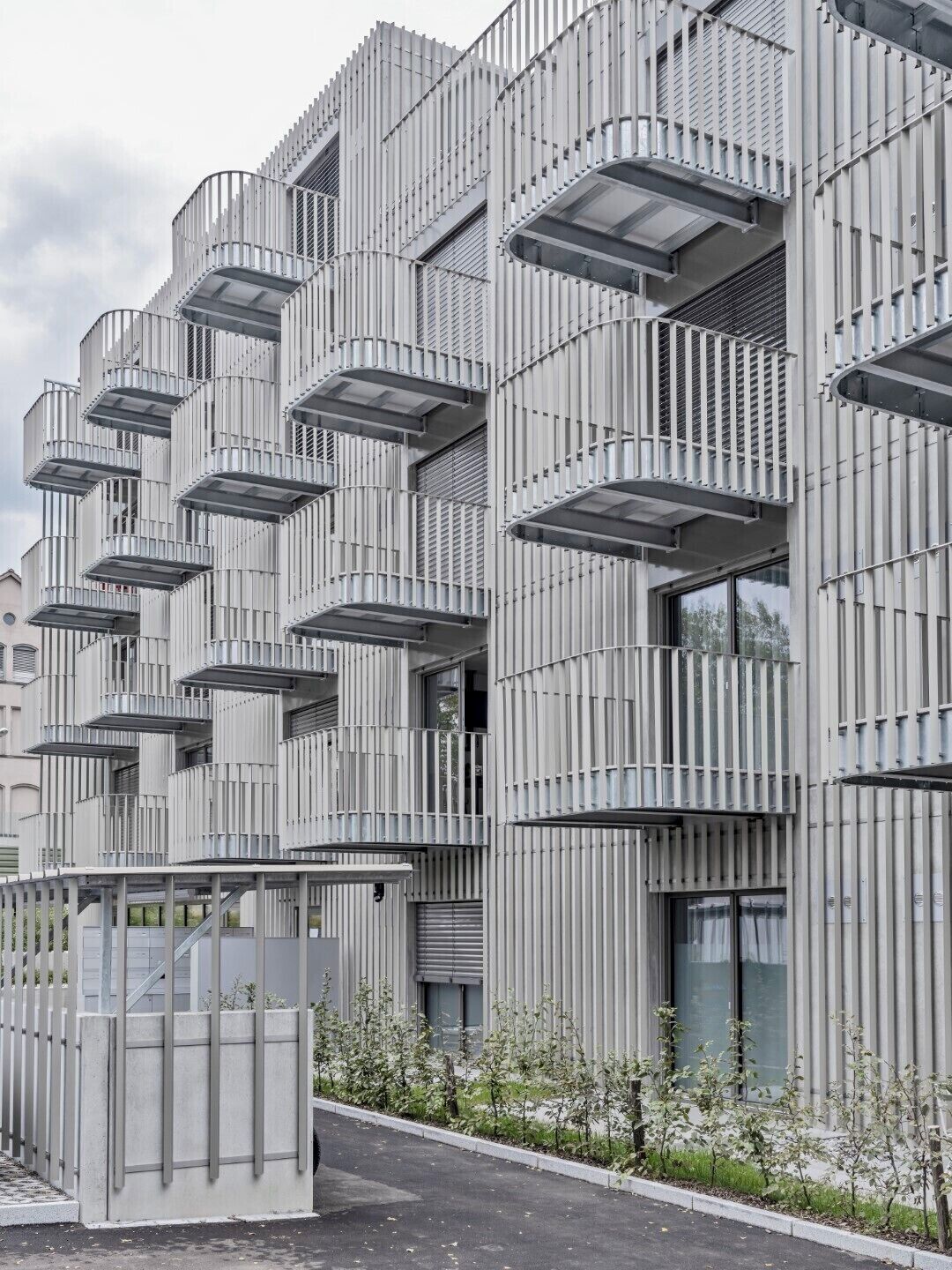 Un bâtiment moderne doté de nombreux balcons et de grandes fenêtres.