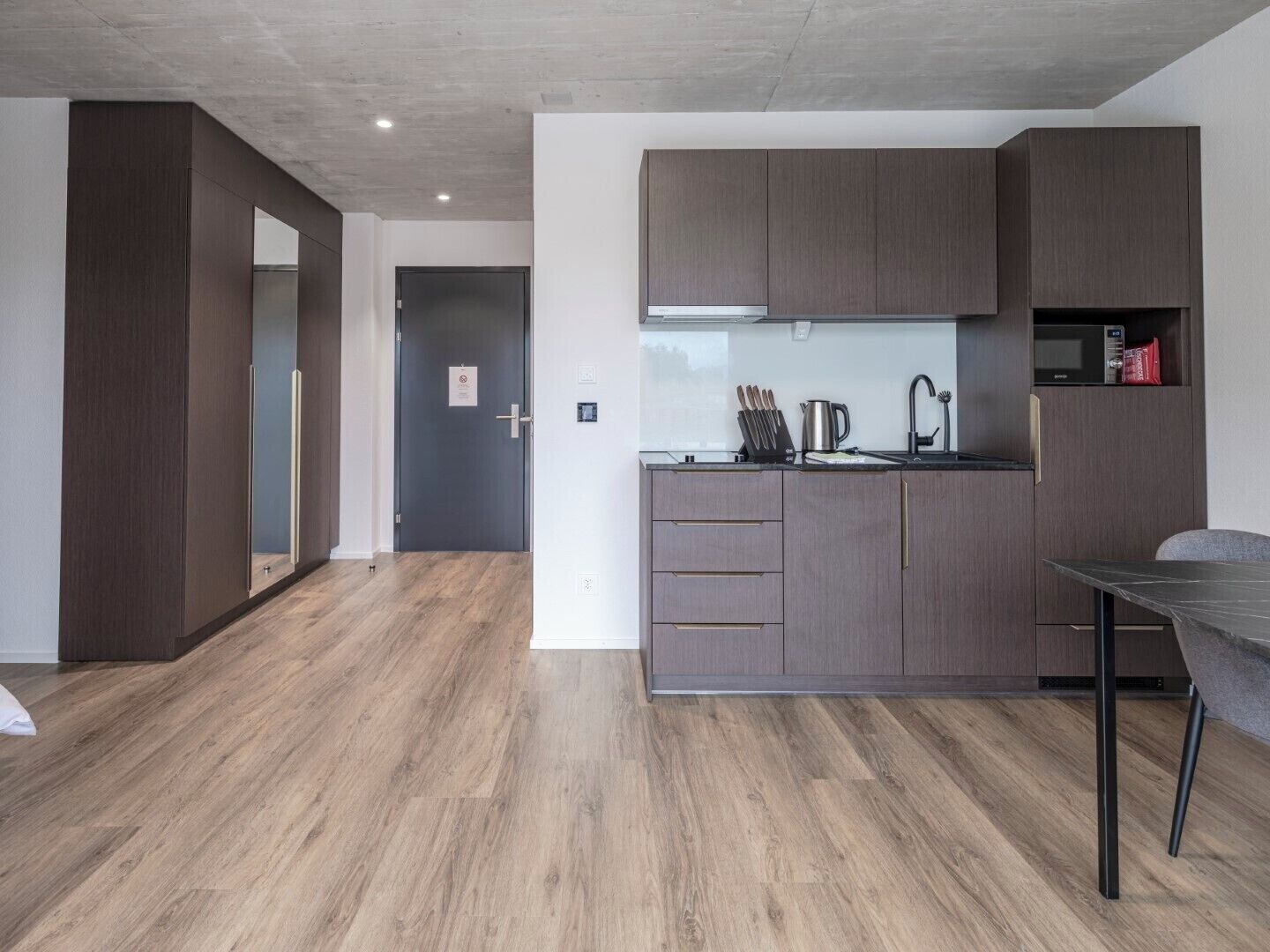 Comfort Apartment | Seprai premium, meja kerja, ruang kerja ramah laptop, dan kedap suara