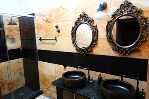 Doccia, vasca idromassaggio, asciugacapelli, bidet