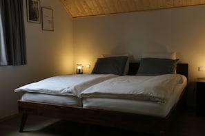 3 bedrooms, in-room safe, free WiFi, bed sheets