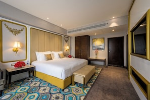 Luxury-Suite, Terrasse | Hochwertige Bettwaren, Betten mit Memory-Foam-Matratzen, Minibar