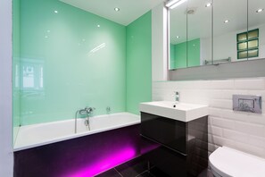 Badewanne, Haartrockner, Handtücher