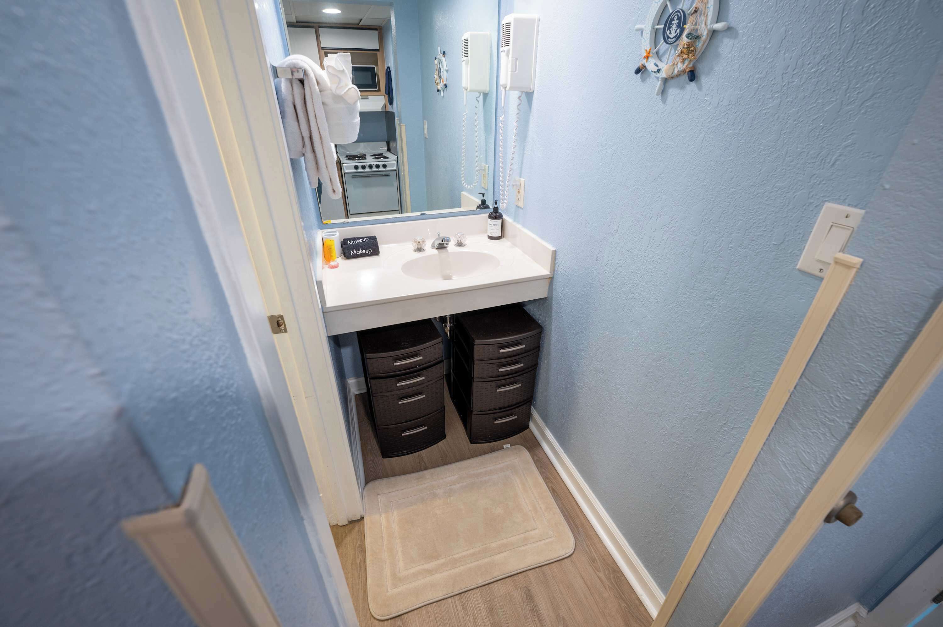 Badkar/dusch, bubbelbadkar, hårtork och handdukar