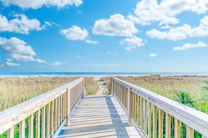 On the beach - Boardwalk 1BR, Direct Oceanfront, Pools,Nice Views (Myrtle Beach)