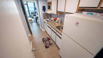 Jääkaappi, mikroaaltouuni, uuni, liesi