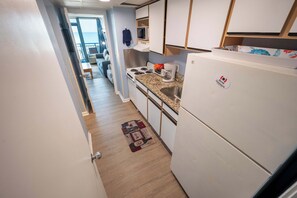 Fridge, microwave, oven, stovetop - Boardwalk 434 (Myrtle Beach)