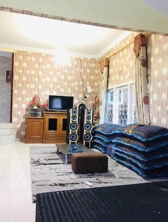Espacio para trabajar con laptop, wifi gratis y ropa de cama
