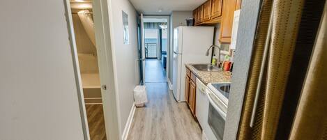 冰箱、微波炉、茶具/咖啡用具、烤面包机